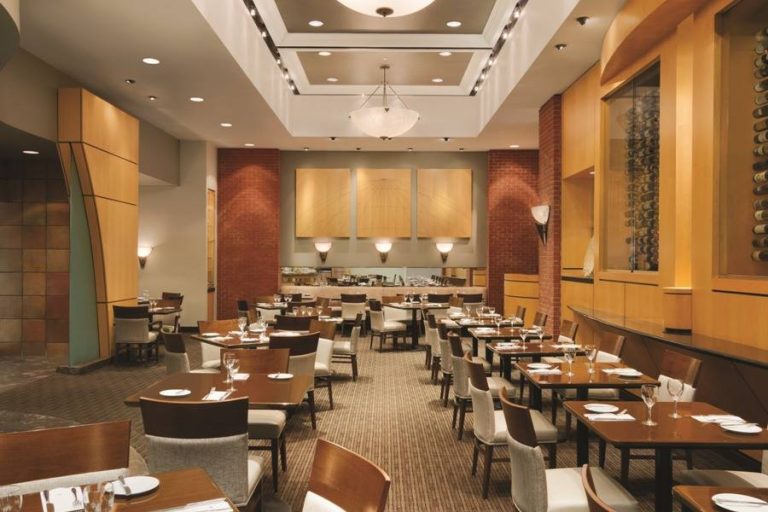 DoubleTree by Hilton Toronto Downtown 8 768x512