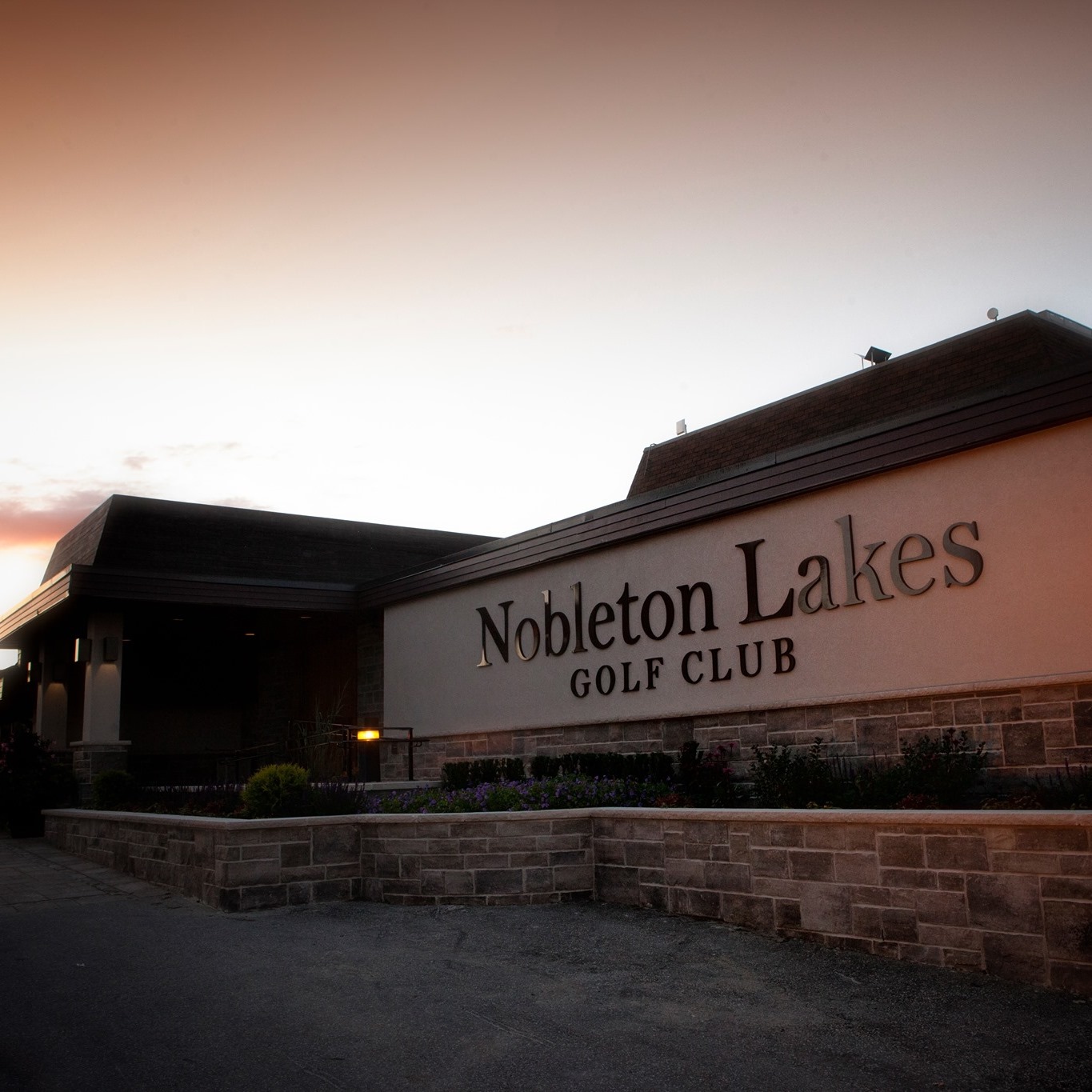 Nobletone Lakes Golf Club logo