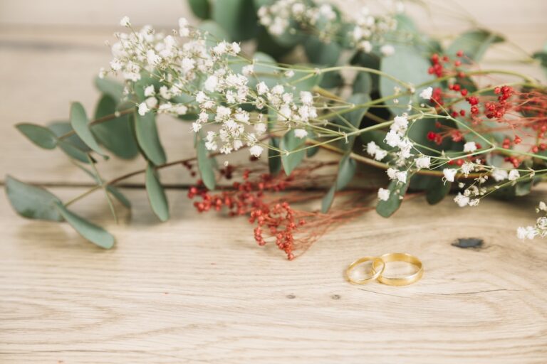 wedding rings with bouquet flowers 768x512